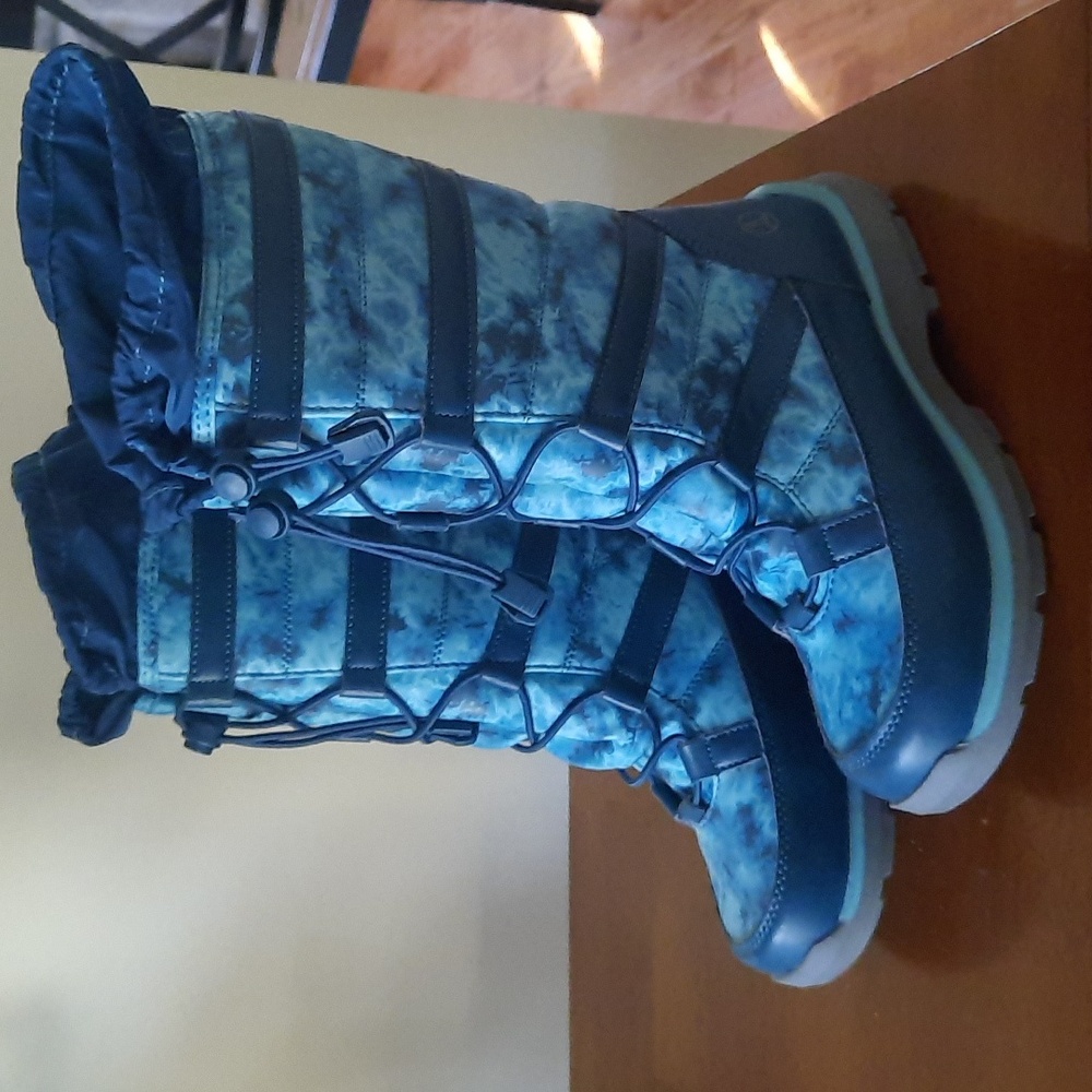 Snow boots
